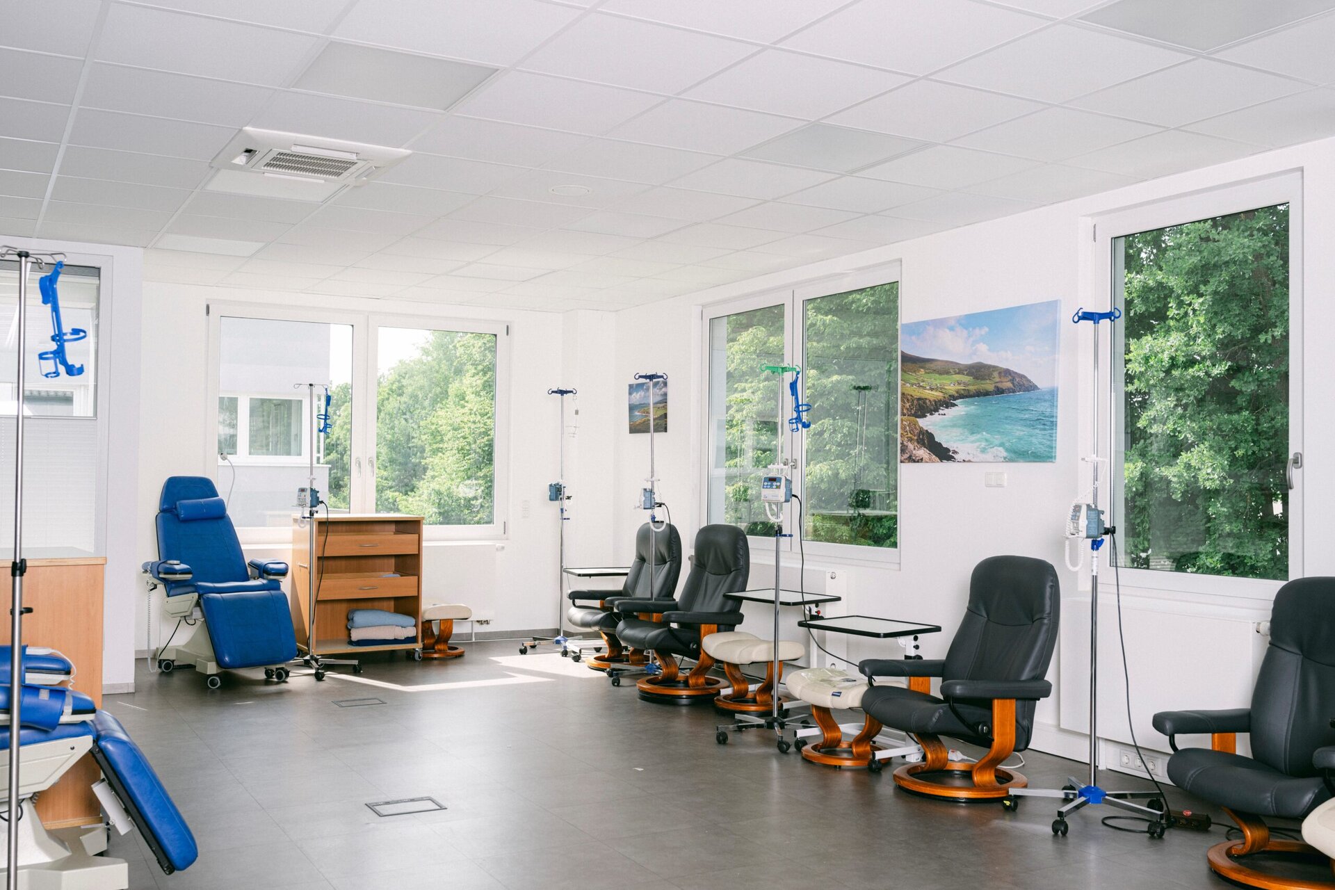 Moderne Onkologie-Station mit Therapiesesseln und Infusionsständern.