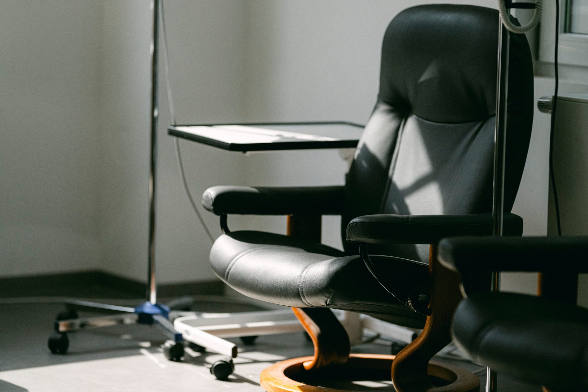 Ein Behandlungsstuhl ist zu sehen.