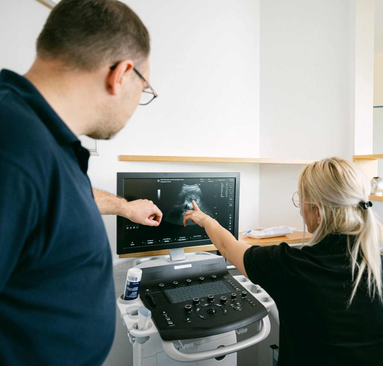 Dr. Malyshev überprüft einen Ultraschall zusammen mit einer Kollegin.