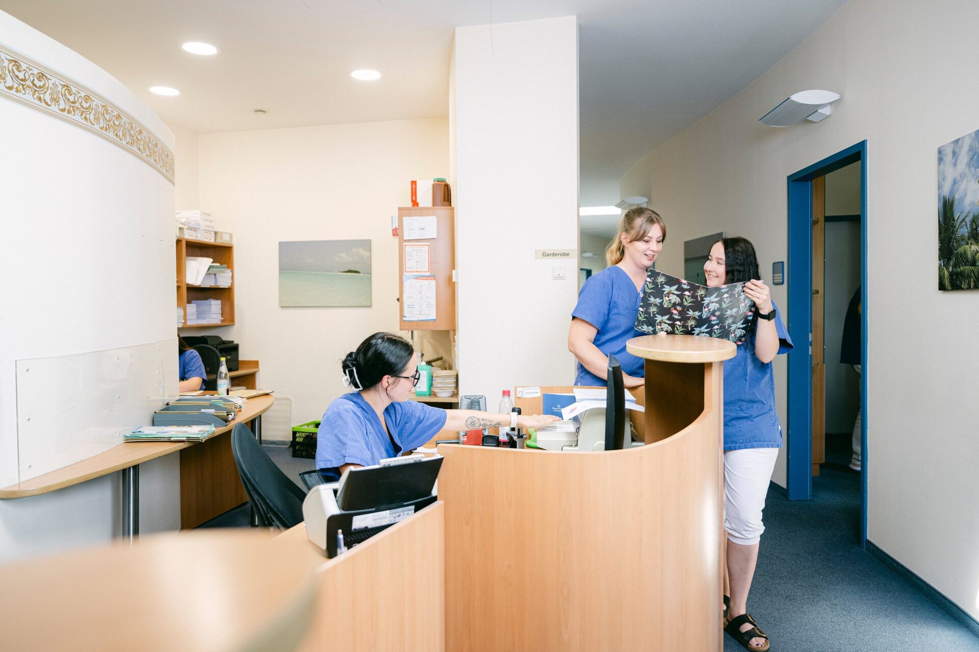 Der Empfang der Onkologie Passau ist zu sehen, an dem 3 MFAs zusammen arbeiten.