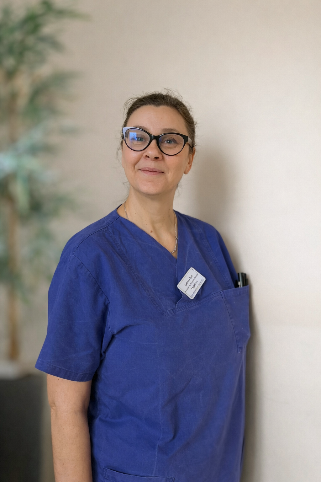 Frau Dolk steht zur Kamera gedreht.